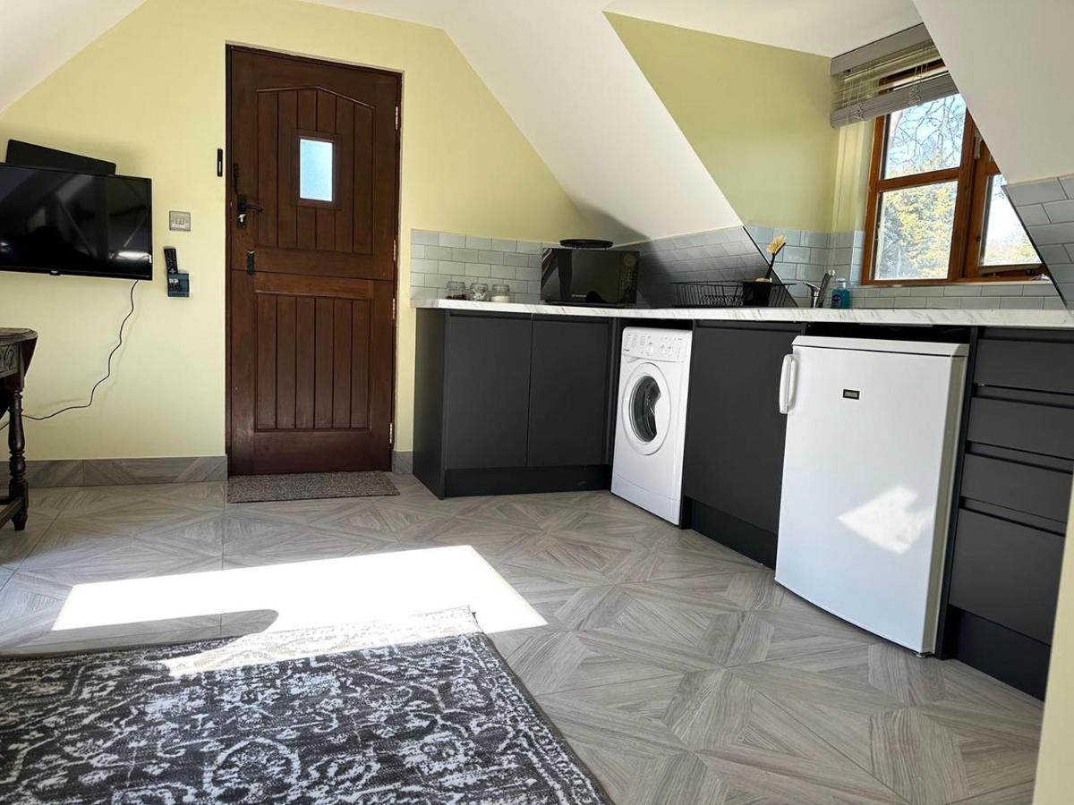 Forest Gated Parking On 2 Acres Garden Apartment